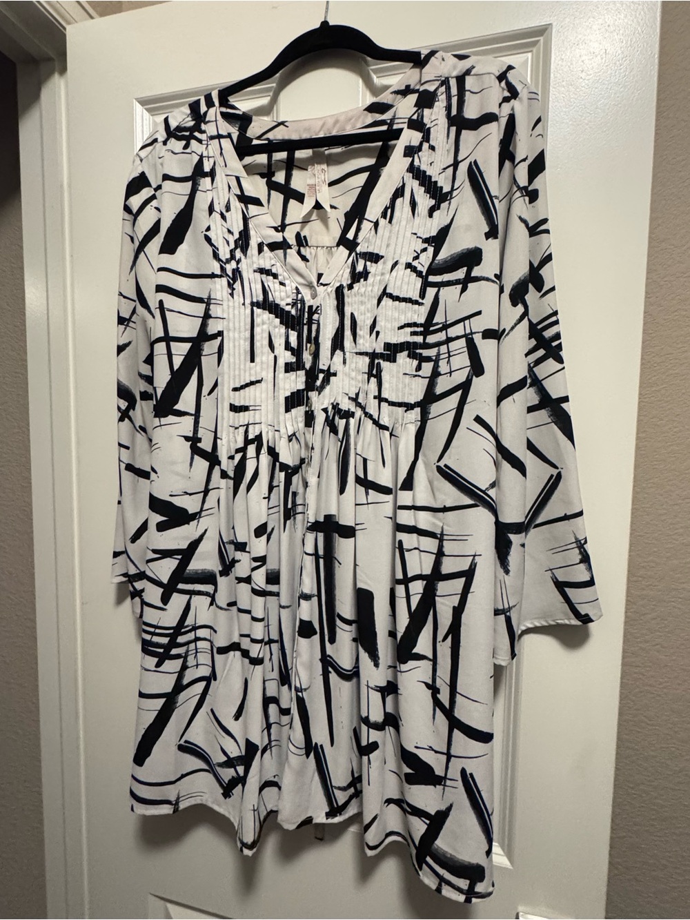 Melissa McCarthy Seven7 Black & White Abstract Pleated V-Neck Blouse 2X